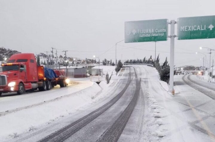 Por fuerte nevada cierran carretera entre Chihuahua y Sonora