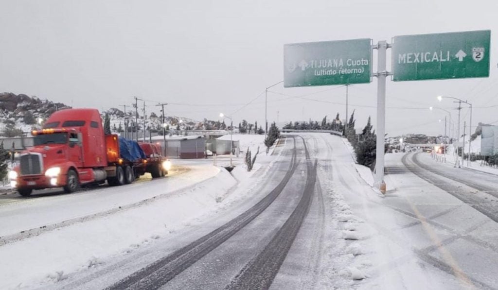 Por fuerte nevada cierran carretera entre Chihuahua y Sonora